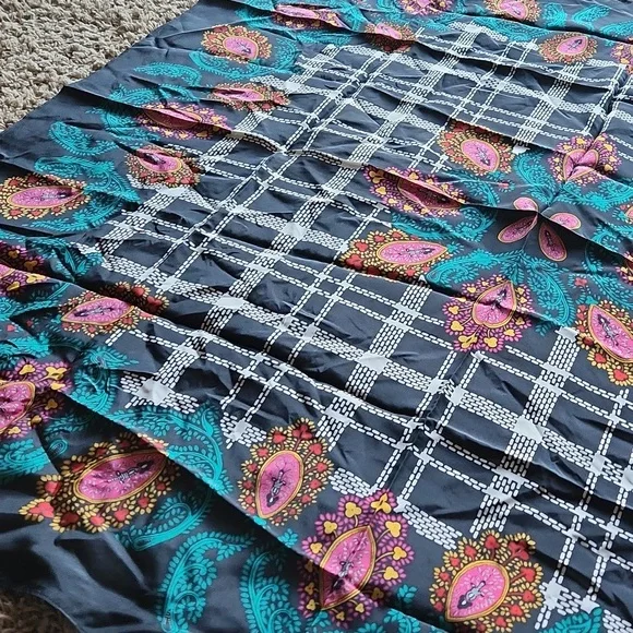 Diane Von Furstennerg large 100% silk scarf - Picture 7 of 9